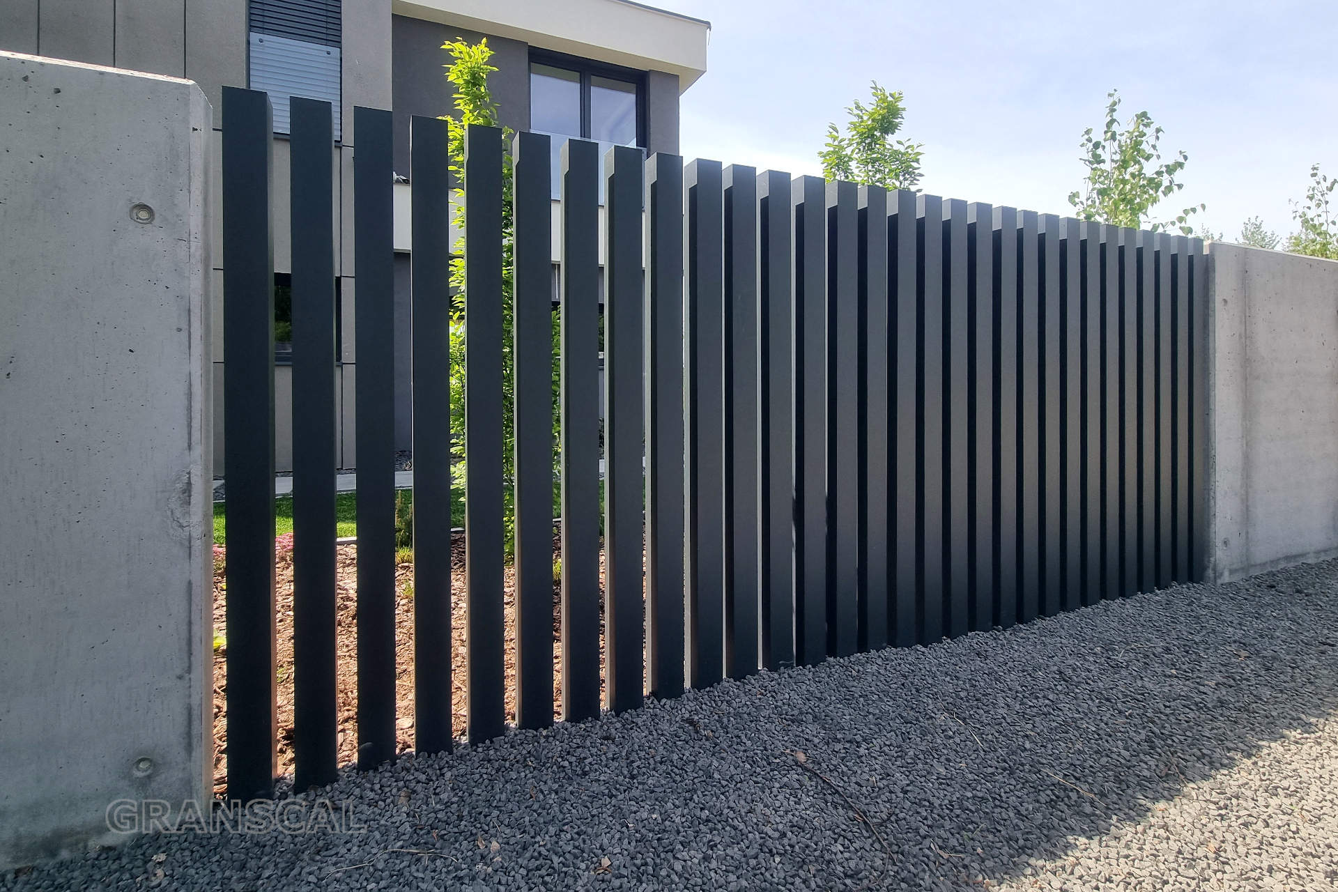 Nowoczesne ogrodzenie aluminiowe FORTIS